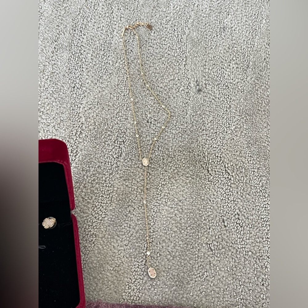 Kendra Scott necklace
